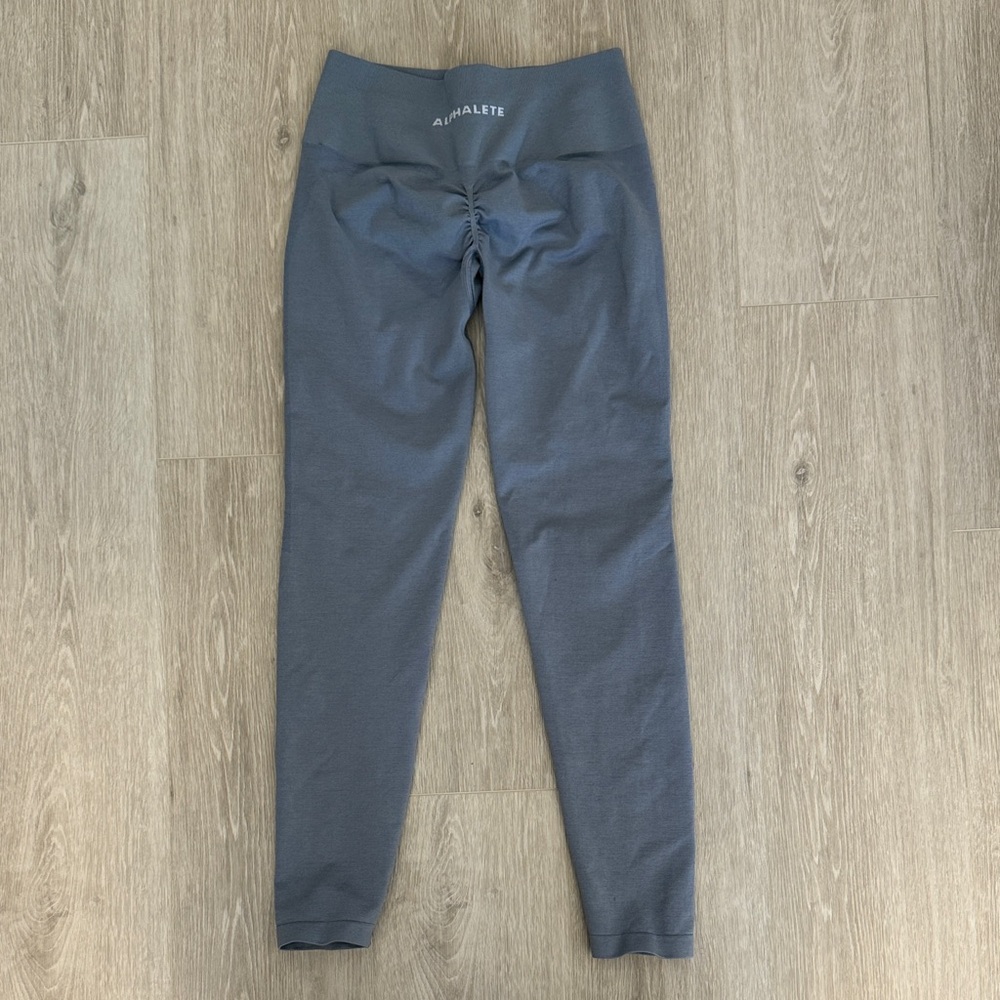 Alphalete Slate Blue Scrunch-Back Leggings - Medium